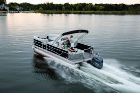 Family cruising on the water in a Sweetwater 2286 SFL pontoon.
